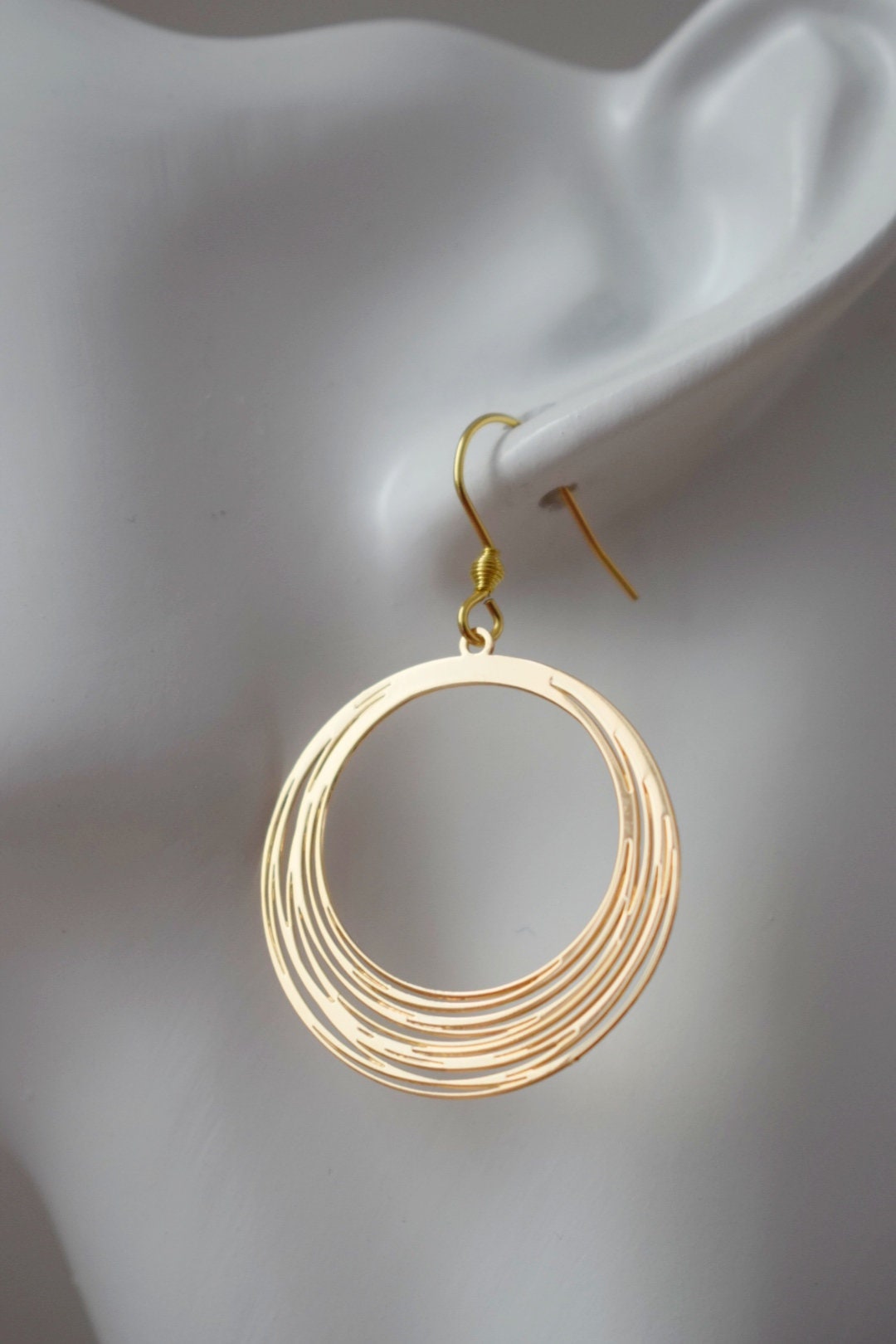 Earrings with circle pendant, 18k gold plated stainless steel earrings hooks, Round earrings, Lightweight earrings, Best gift for her