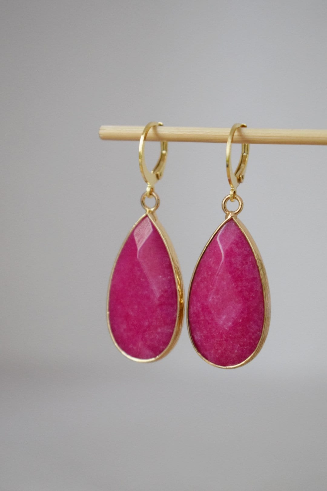 Teardrop pink jade huggie earrings, Long gold plated gemstone earrings, Faceted magenta pendant earrings, Stainless steel, Jade jewelry