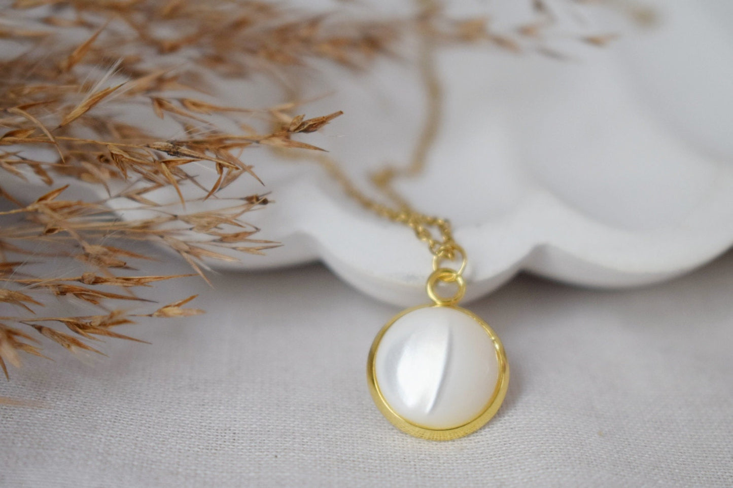 Mother of pearl clip on earrings, 10mm White pearl shell, Gold plated stainless steel, Pearl ear clips women, Non pierced earrings, Jewelry