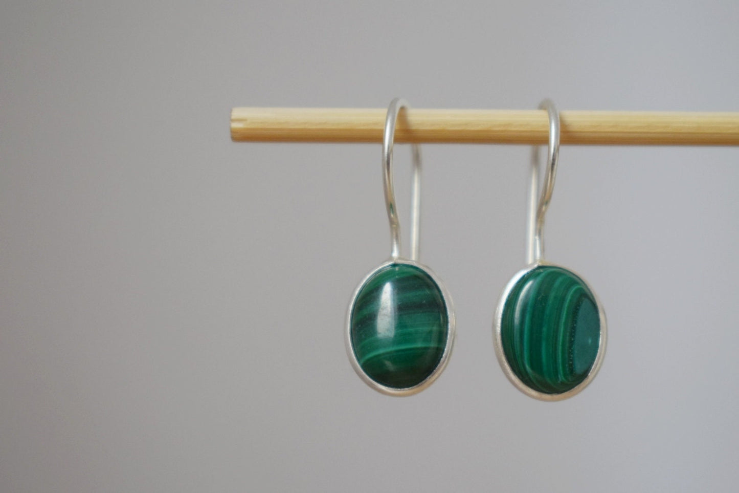 Malachit Ohrringe Sterling Silber, Kleine ovale grüne Edelstein Ohrringe, Naturstein, Einzigartiger Geburtsstein Schmuck, Muttertagsgeschenk