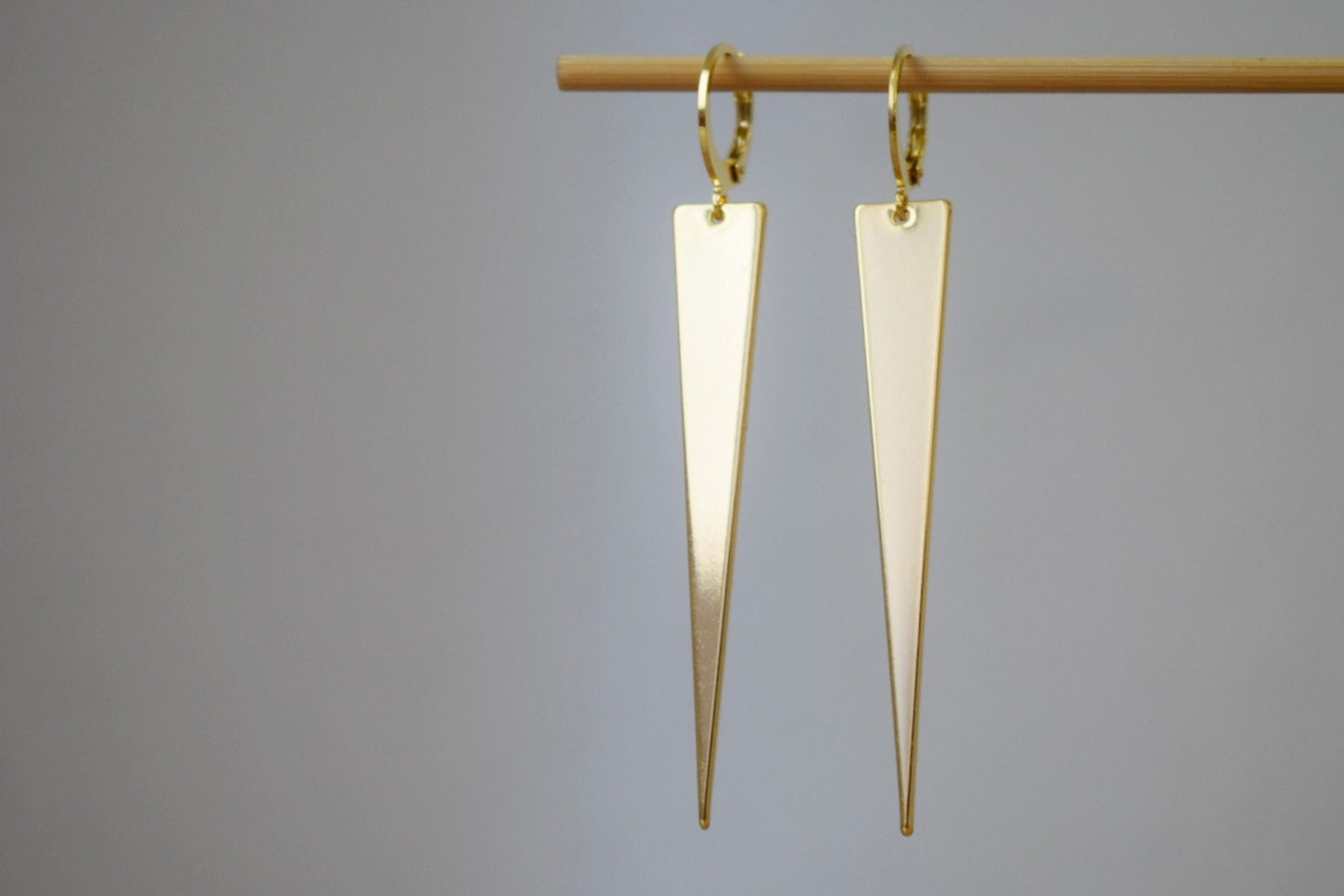 Triangle pendant earrings, Huggie hoops, Long geometric hanging dangle and drop earrings, 24k vergoldete stainless steel hoop earrings