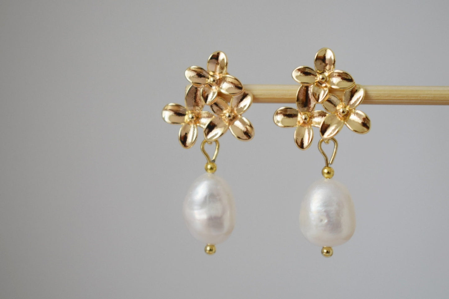 Elegant Freshwater Pearl Earrings, 18K Gold Plated Flower Studs, Vintage Style Bridal Jewelry, Perfect Bridesmaid Gift, Christmas Gift Her