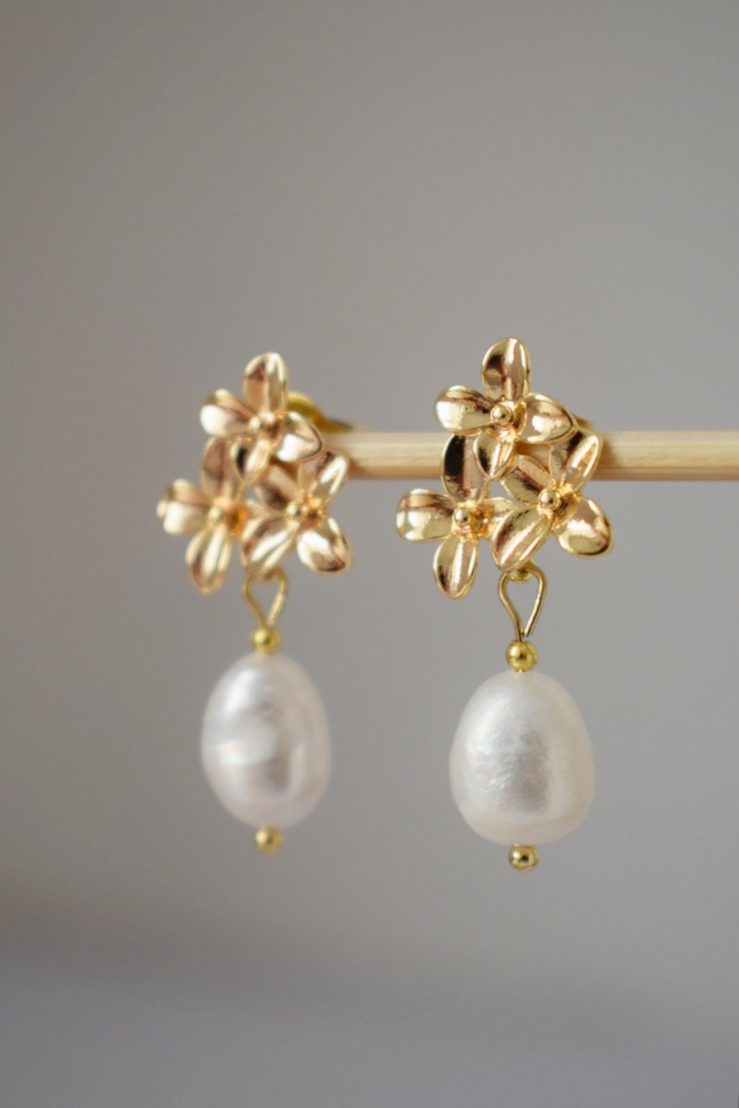 Elegant Freshwater Pearl Earrings, 18K Gold Plated Flower Studs, Vintage Style Bridal Jewelry, Perfect Bridesmaid Gift, Christmas Gift Her