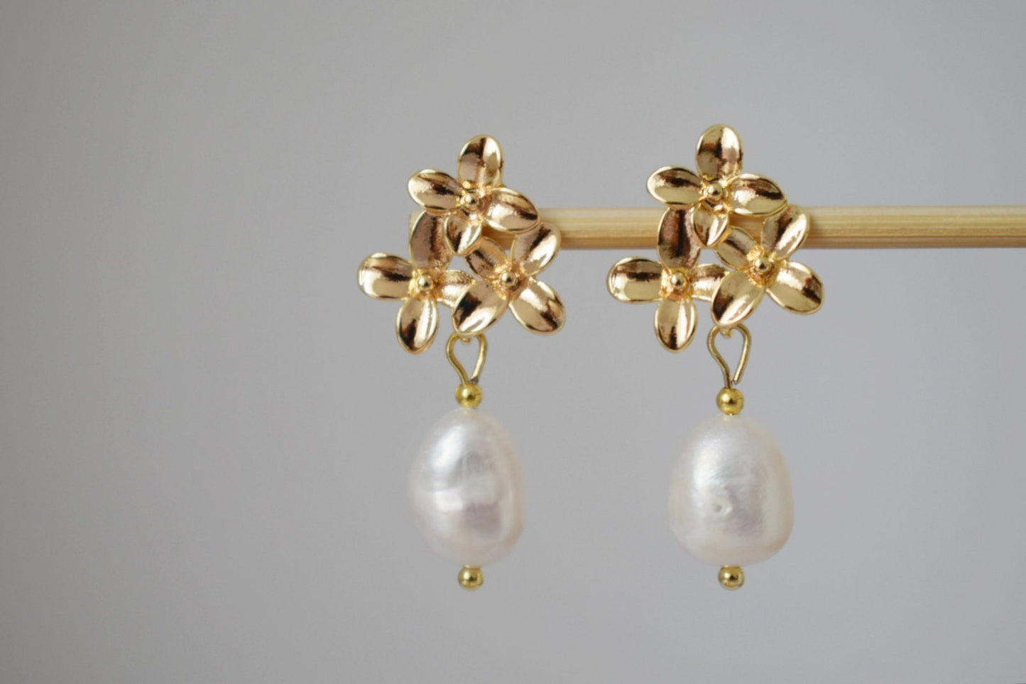 Elegant Freshwater Pearl Earrings, 18K Gold Plated Flower Studs, Vintage Style Bridal Jewelry, Perfect Bridesmaid Gift, Christmas Gift Her
