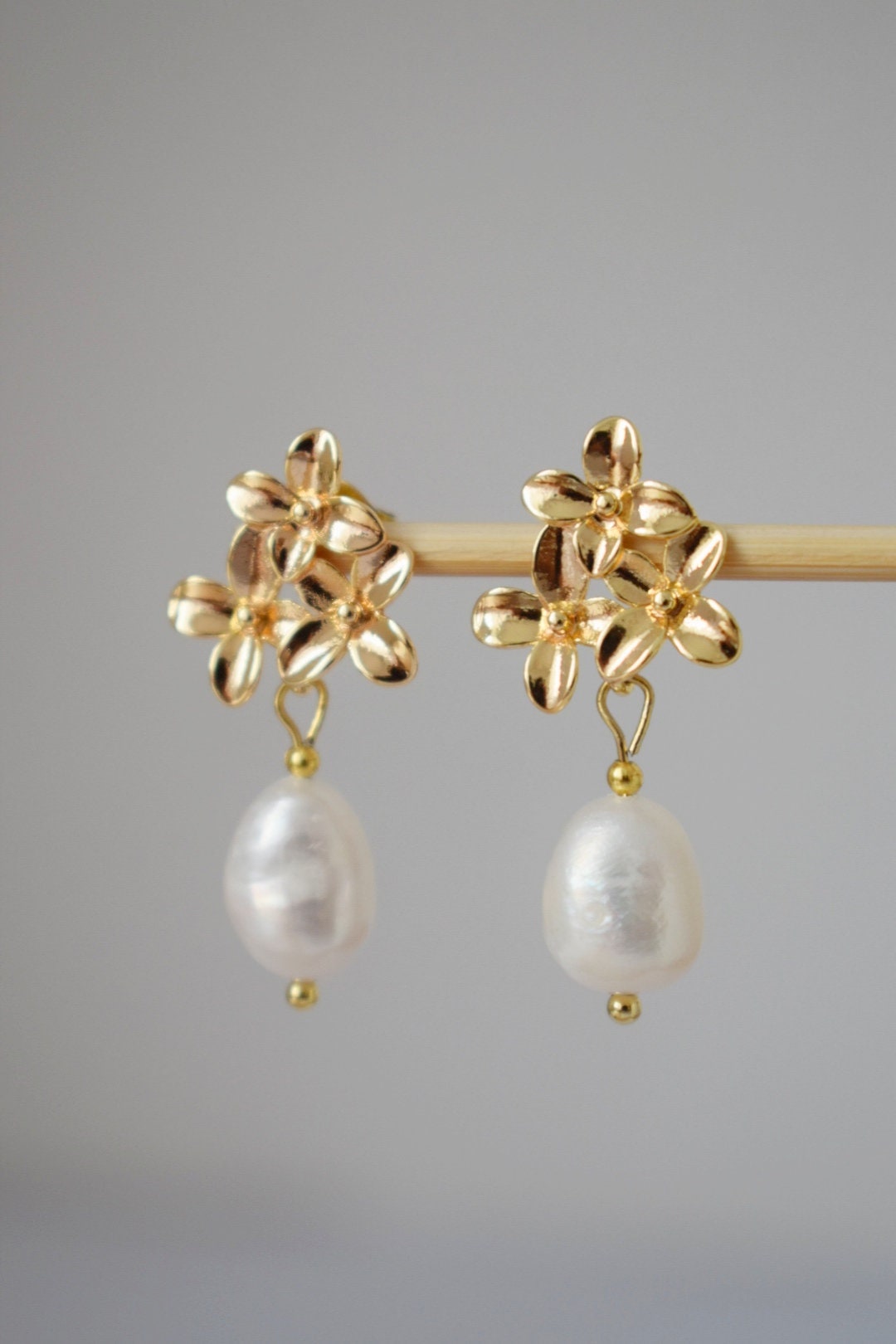 Elegant Freshwater Pearl Earrings, 18K Gold Plated Flower Studs, Vintage Style Bridal Jewelry, Perfect Bridesmaid Gift, Christmas Gift Her