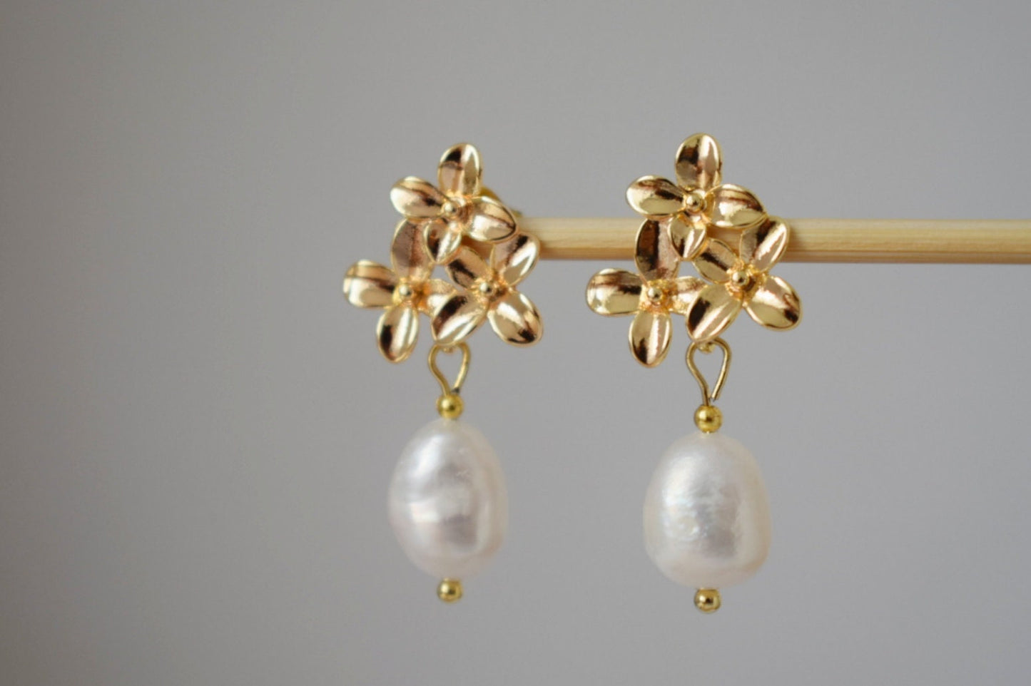 Elegant Freshwater Pearl Earrings, 18K Gold Plated Flower Studs, Vintage Style Bridal Jewelry, Perfect Bridesmaid Gift, Christmas Gift Her