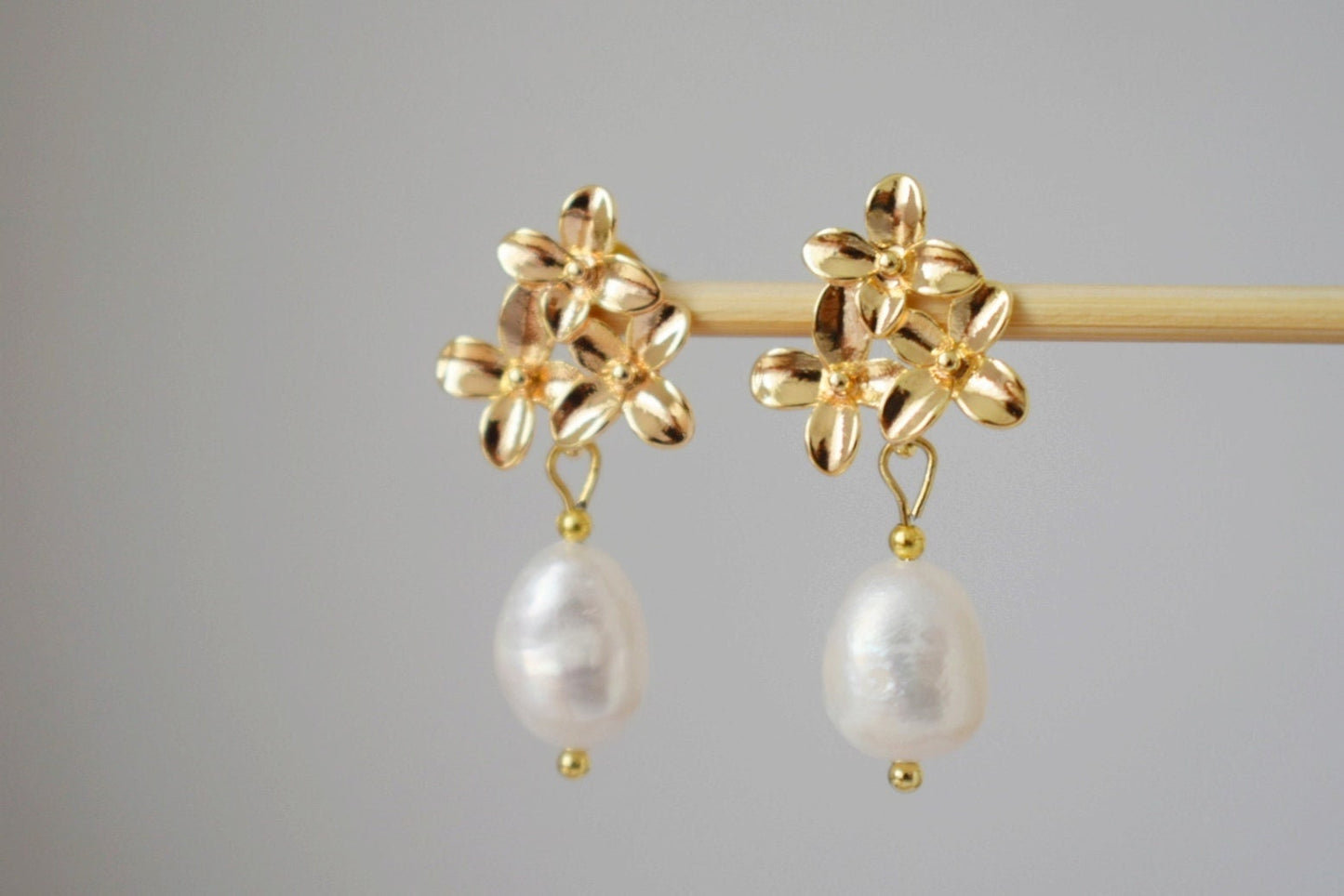 Elegant Freshwater Pearl Earrings, 18K Gold Plated Flower Studs, Vintage Style Bridal Jewelry, Perfect Bridesmaid Gift, Christmas Gift Her