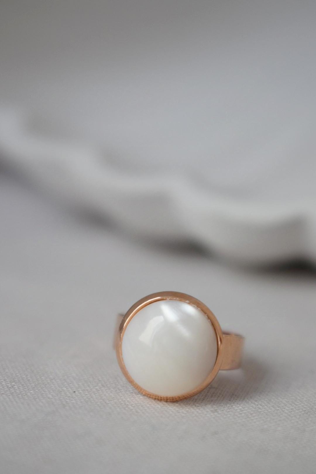 Mother of pearl rose gold ring for women, Shell Adjustable ring, Everyday white round ring, Jewelry gift for her