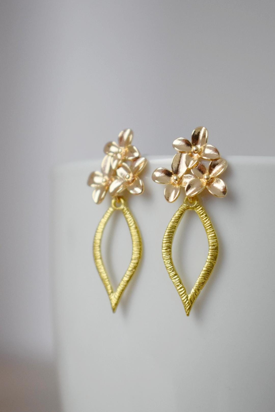 Elegant Floral Earrings, Flower earrings, 18K Gold Plated, Handmade Statement Earrings, Leaf Pendant, Best jewelry gift for her
